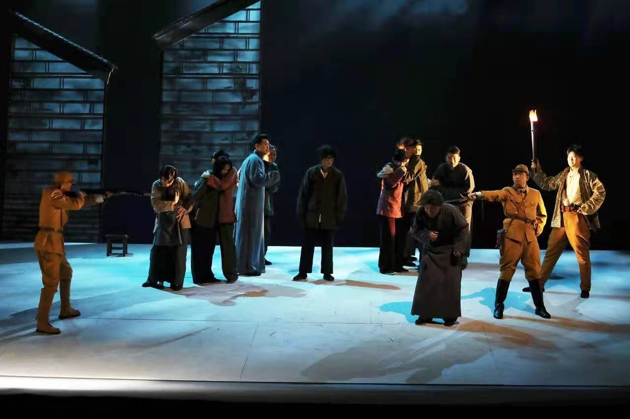 “看演出、學(xué)黨史” ——南京市話劇團(tuán)創(chuàng)排紅色史詩劇《大李巷》震撼上演!